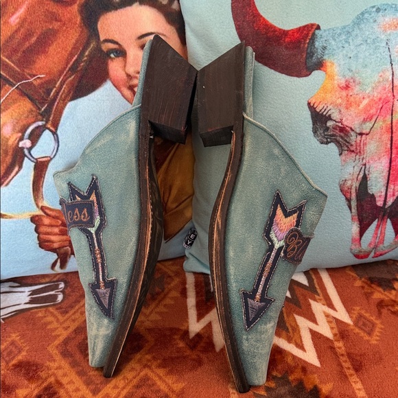 Laredo Women's Embroidered Mules - Teal and Black
Blameless
9.5 - Picture 7 of 9